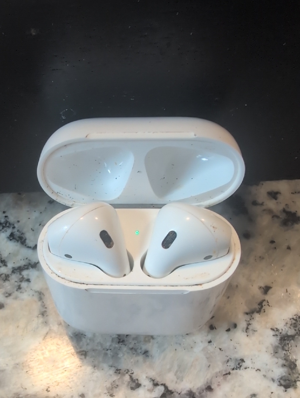Apple White Airpods Second Generation Headphones With Charging Case - Picture 2 of 7